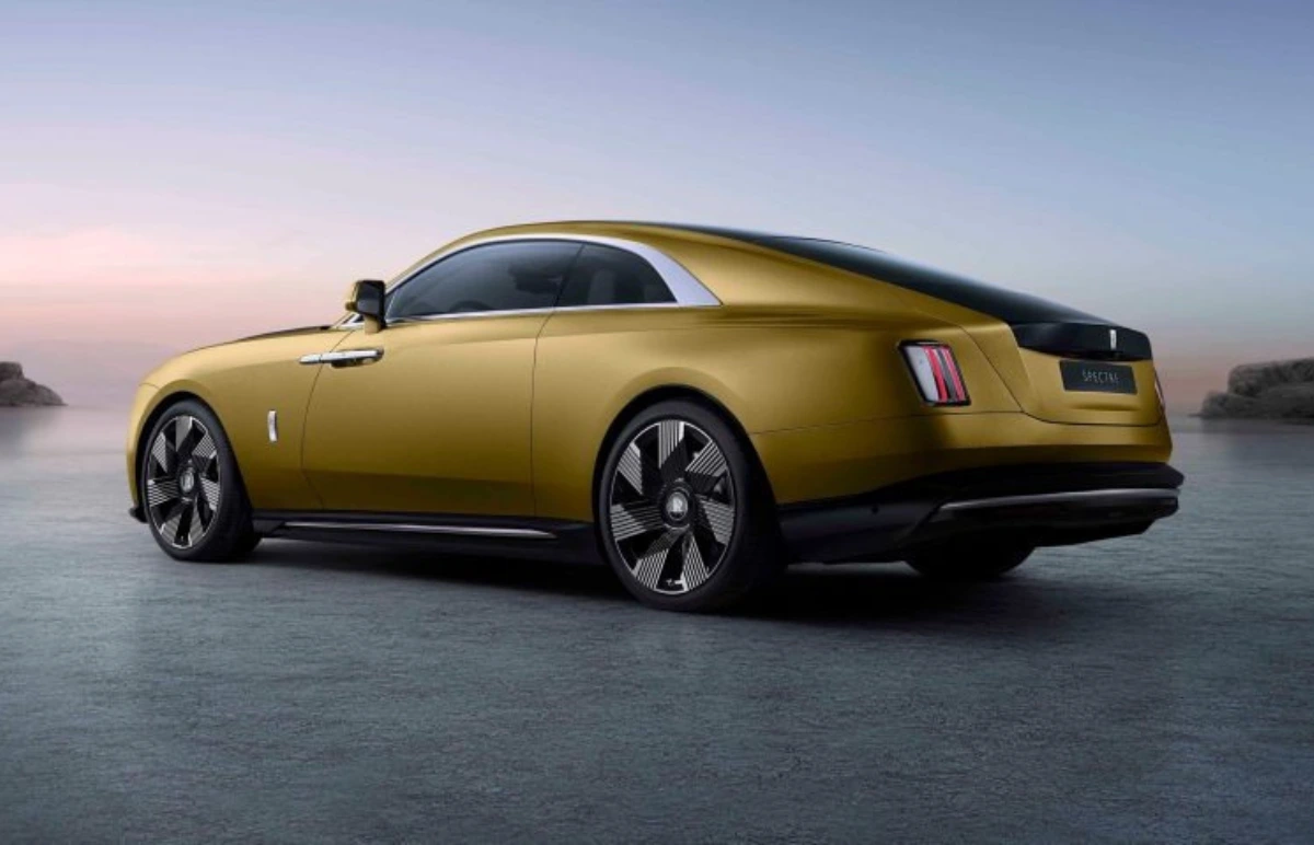 Rolls-Royce abandons its goal to become fully electric by 2030. Featured Image